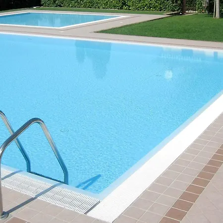 Enticing In With Swimming Pool Nyaraló